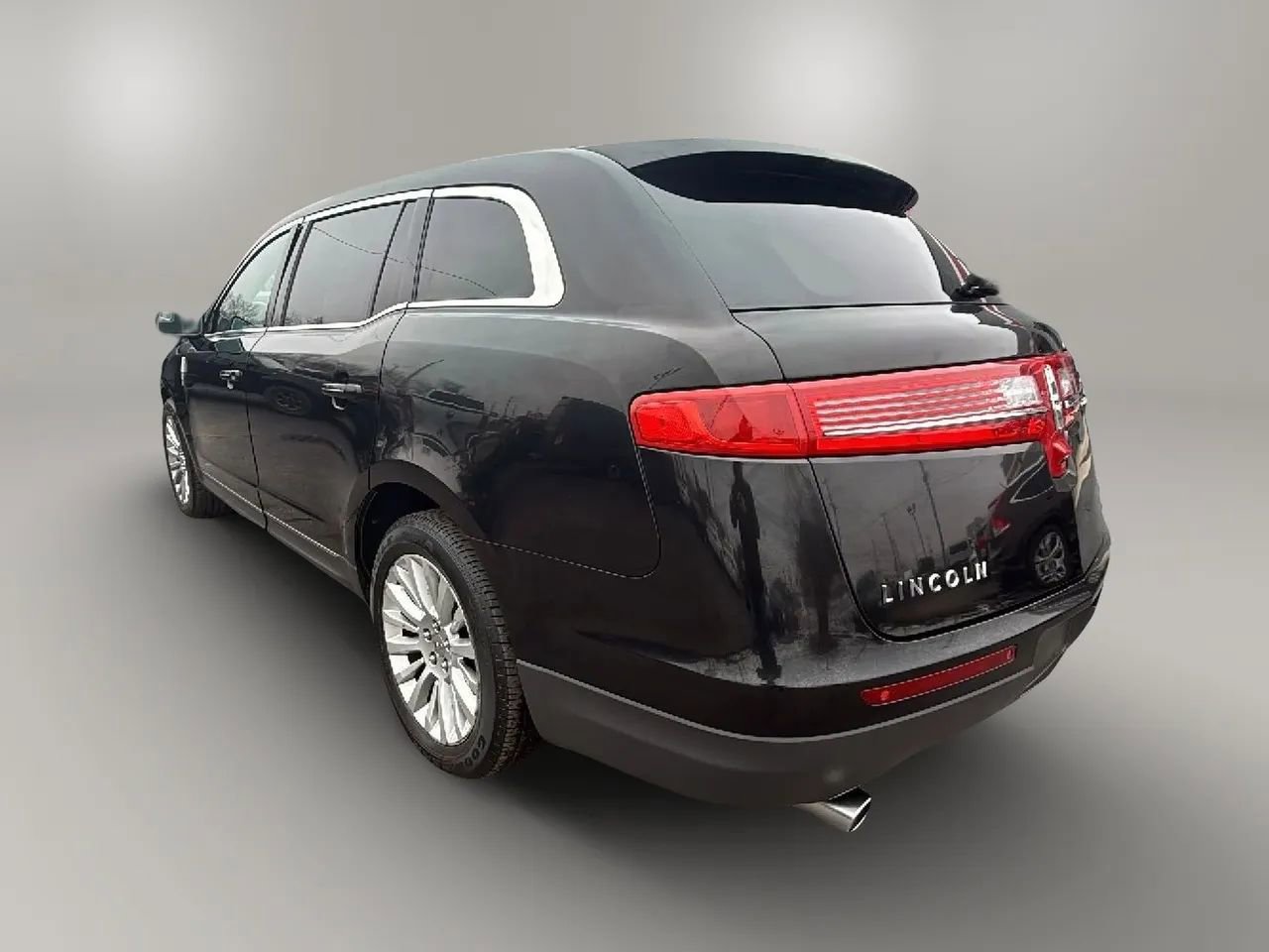 Used 2010 Lincoln MKT AWD image 3