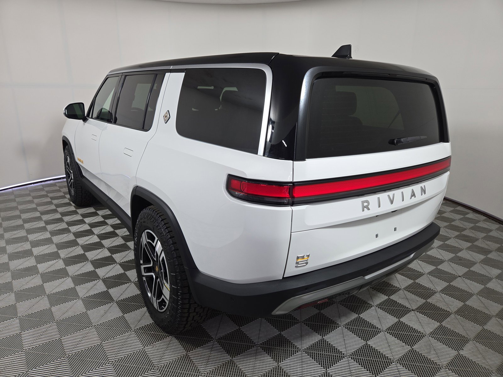 Used 2022 Rivian R1S Launch Edition image 3