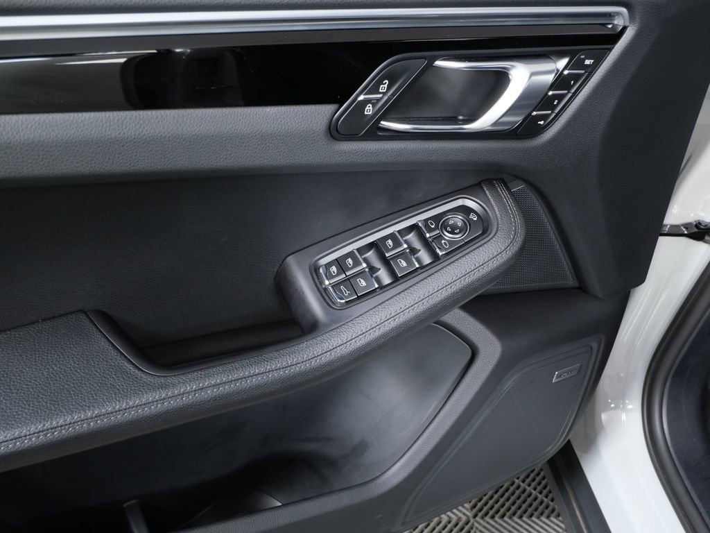 Certified 2024 Porsche Macan image 6