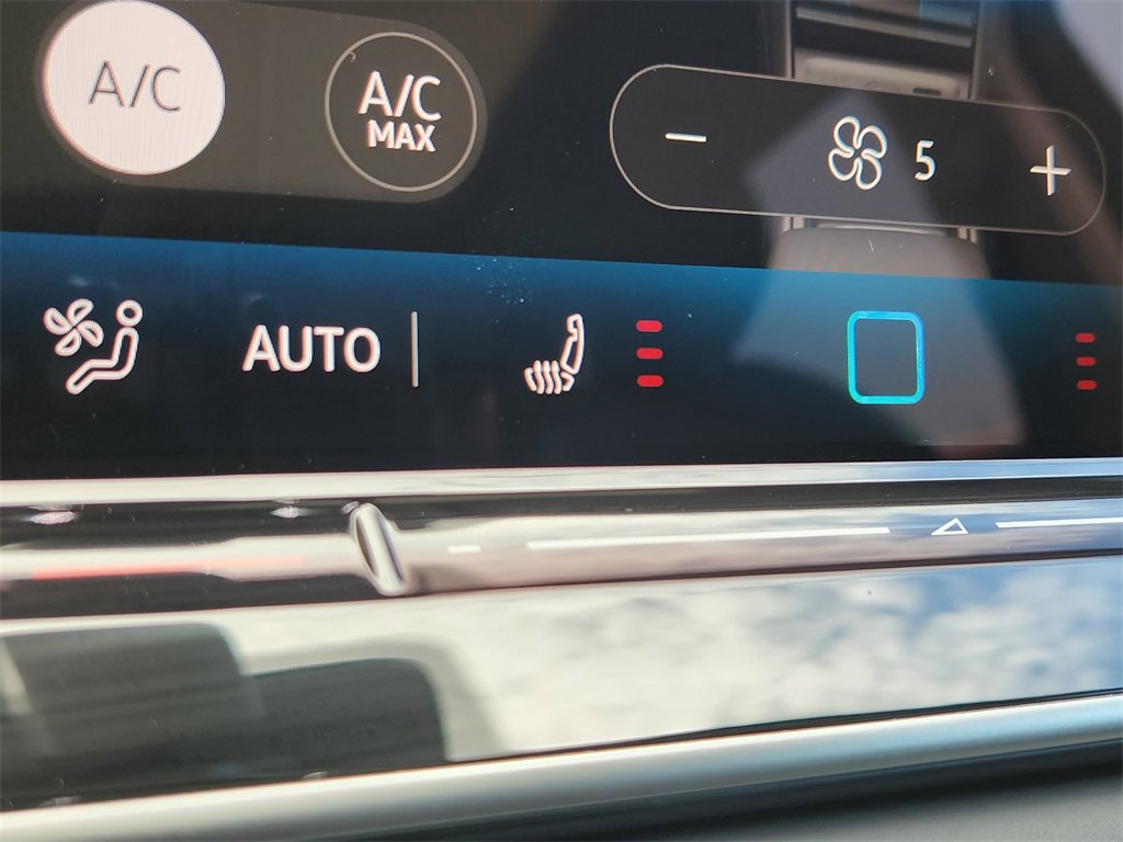 New 2025 Volkswagen Tiguan SE image 13