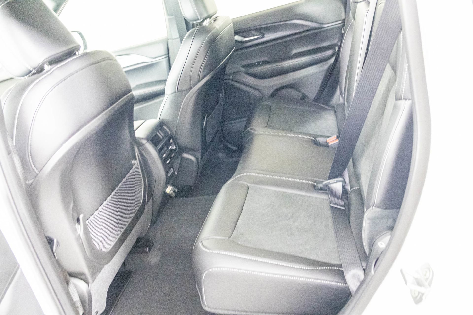 New 2025 Jeep Grand Cherokee Altitude image 28