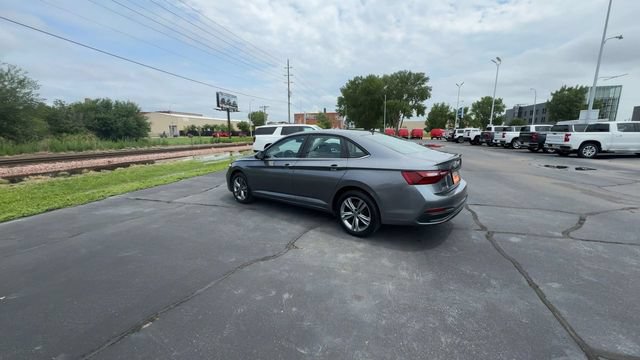 Used 2024 Volkswagen Jetta SE FWD image 6