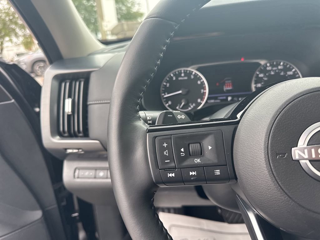 Used 2025 Nissan Pathfinder SL image 14