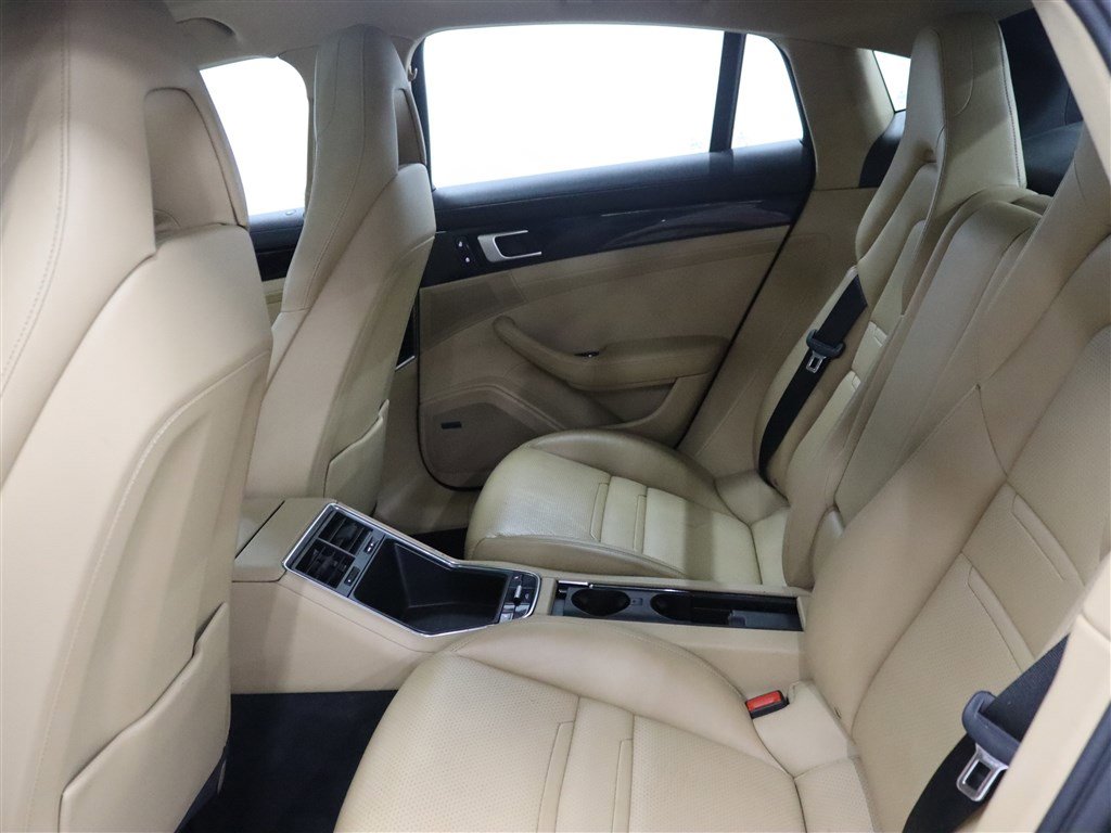 Used 2020 Porsche Panamera image 18