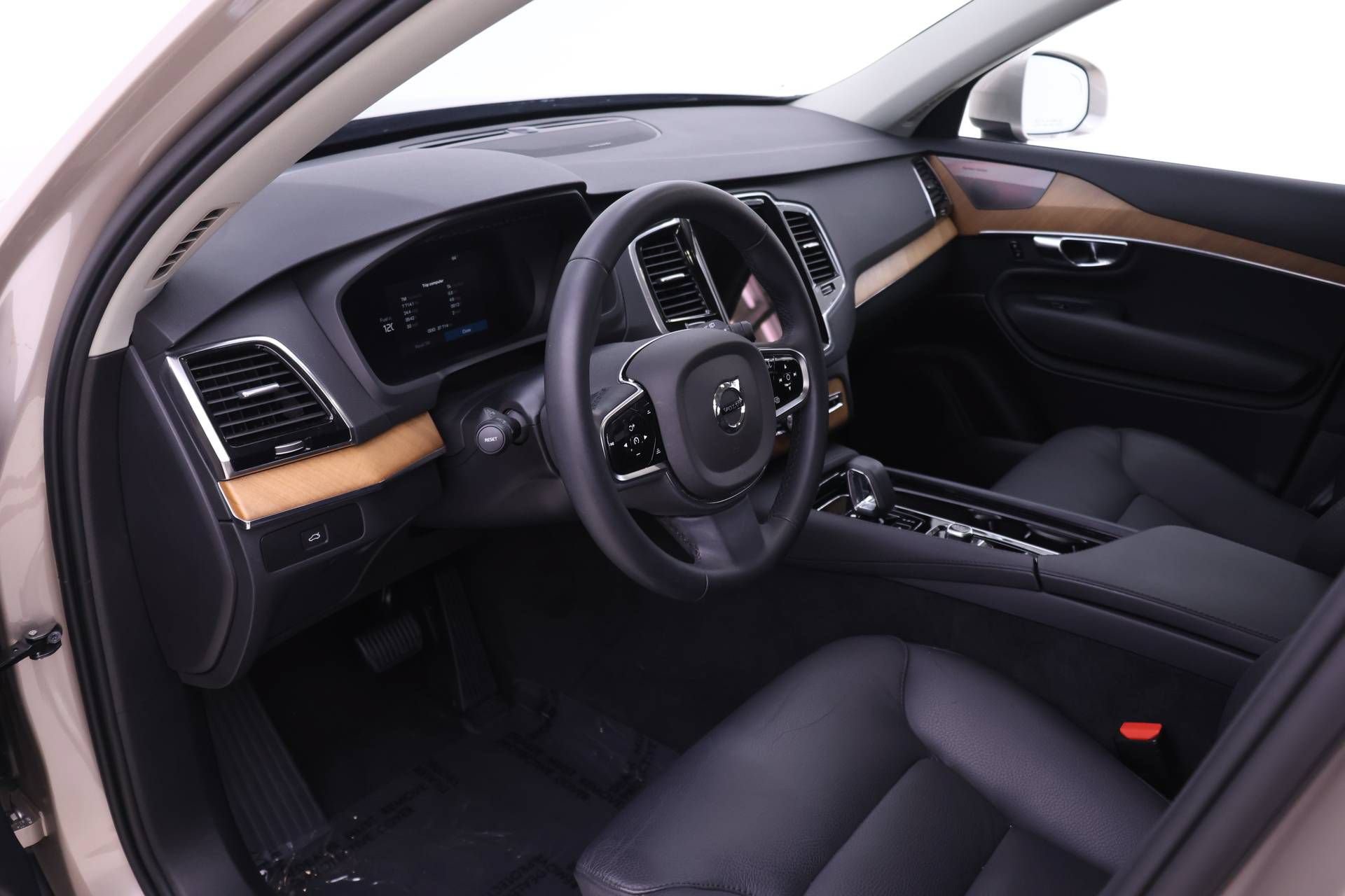 Certified 2024 Volvo XC90 B6 Plus AWD/4WD image 6