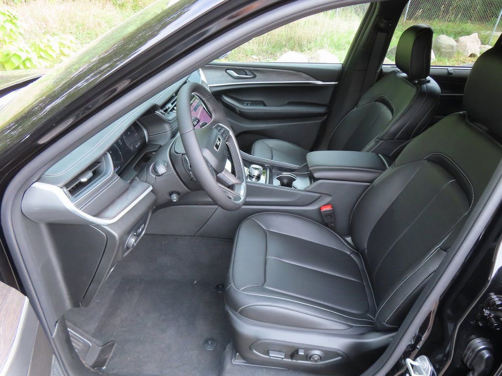 New 2025 Jeep Grand Cherokee Limited w/ Luxury Tech Group II image 20