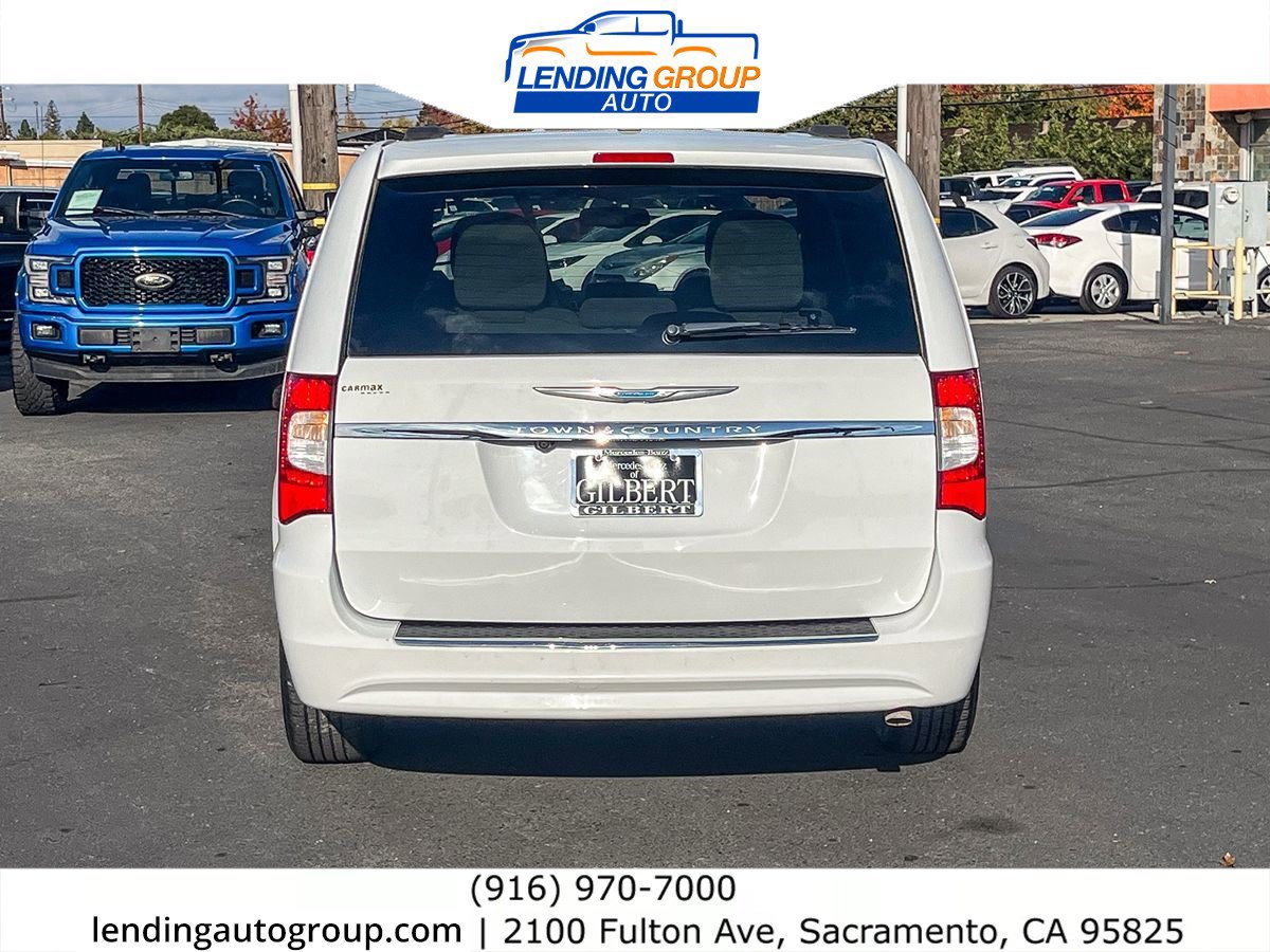 Used 2016 Chrysler Town & Country Touring image 3
