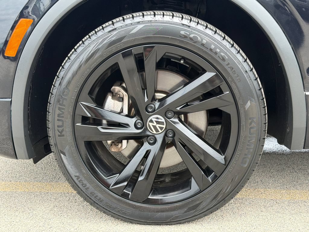 Certified 2023 Volkswagen Tiguan SE R-Line AWD/4WD image 30