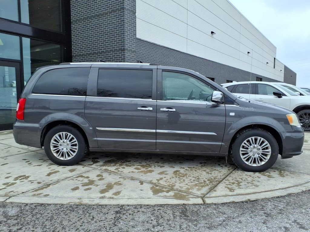 Used 2014 Chrysler Town & Country Touring-L image 8