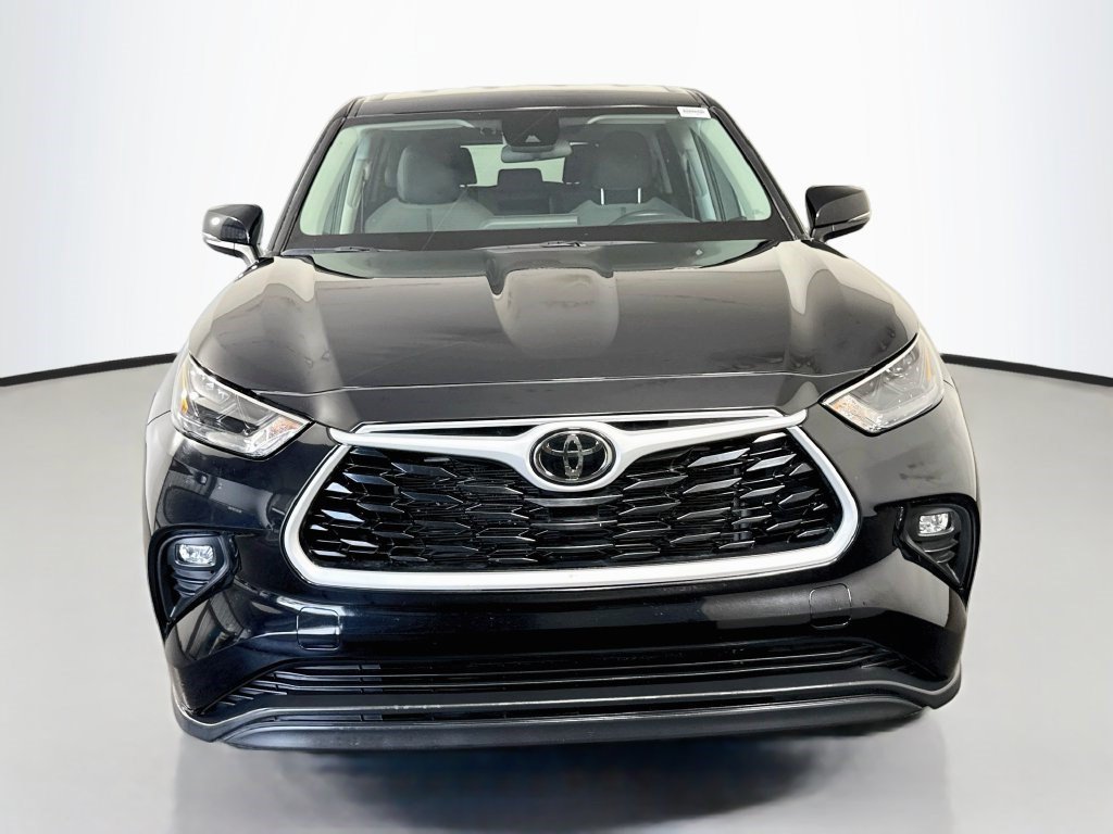 Used 2025 Toyota Highlander LE FWD image 2