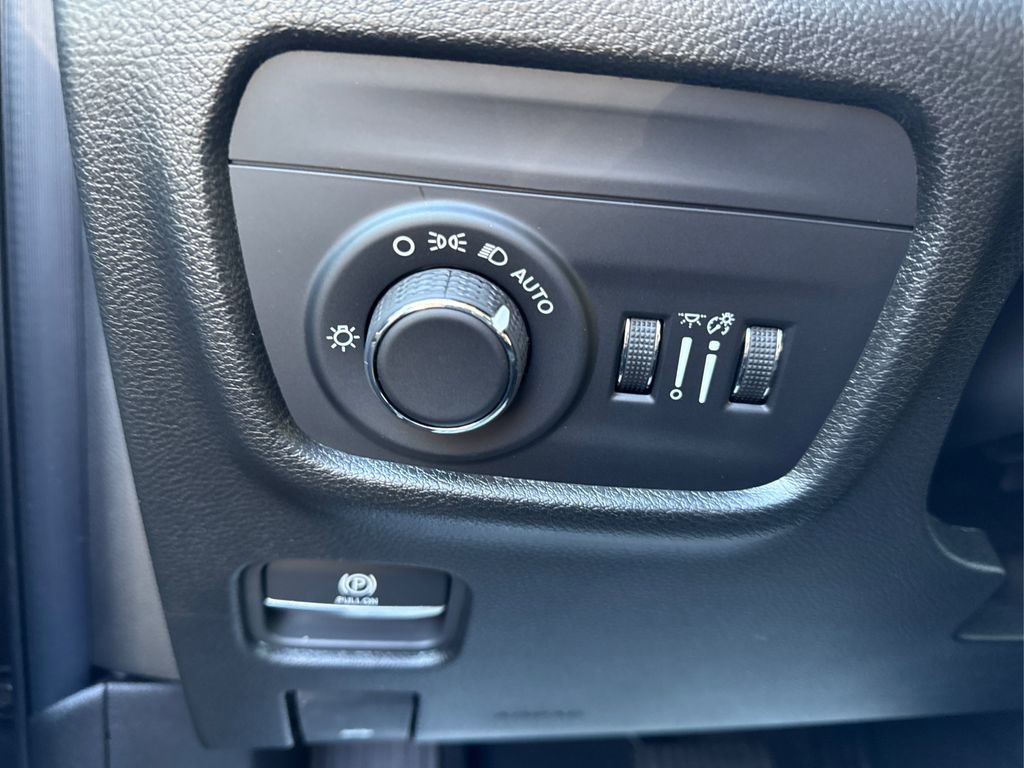 Used 2025 Jeep Grand Cherokee Altitude image 27