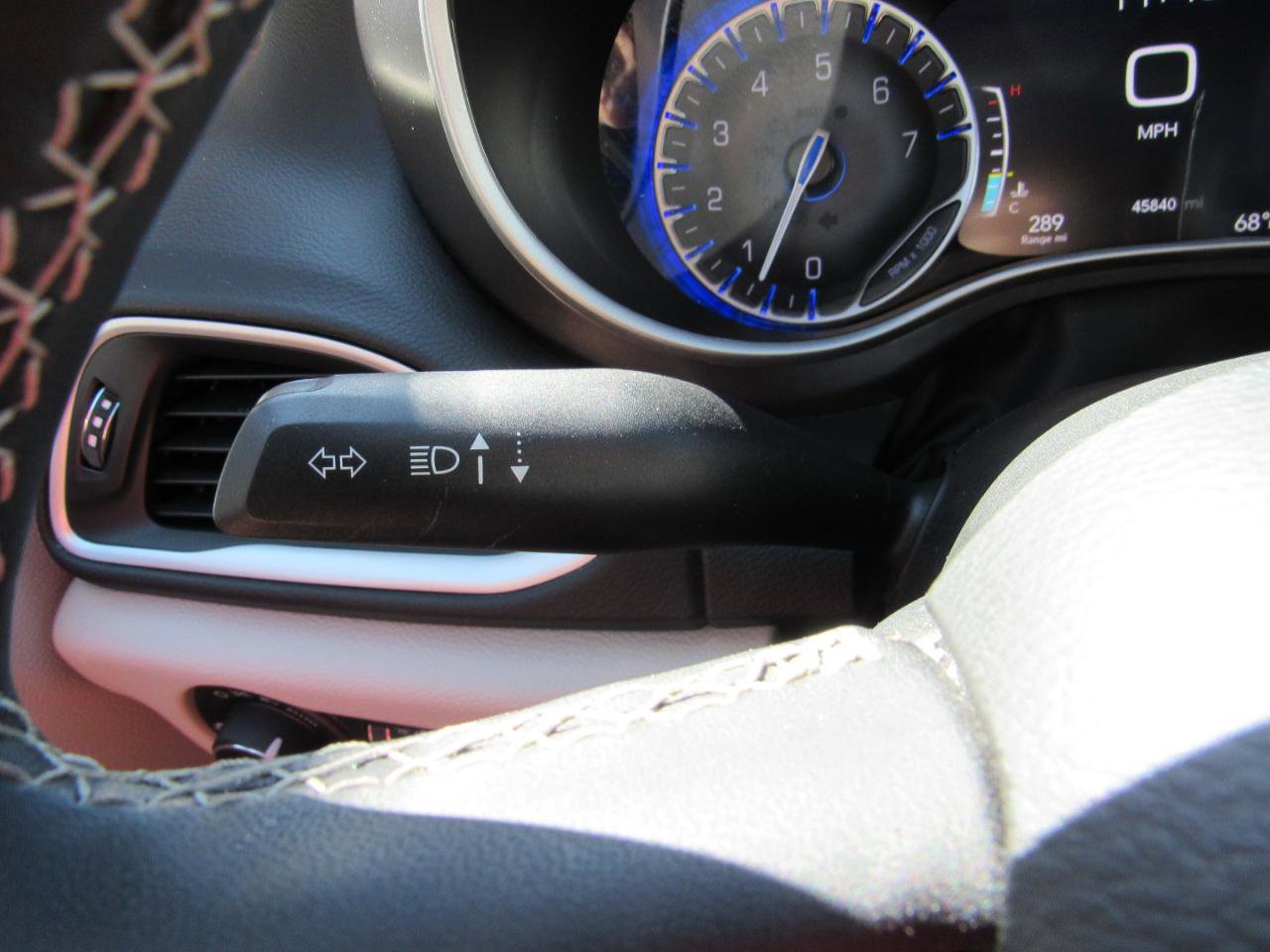 Used 2024 Chrysler Pacifica Touring-L FWD image 22