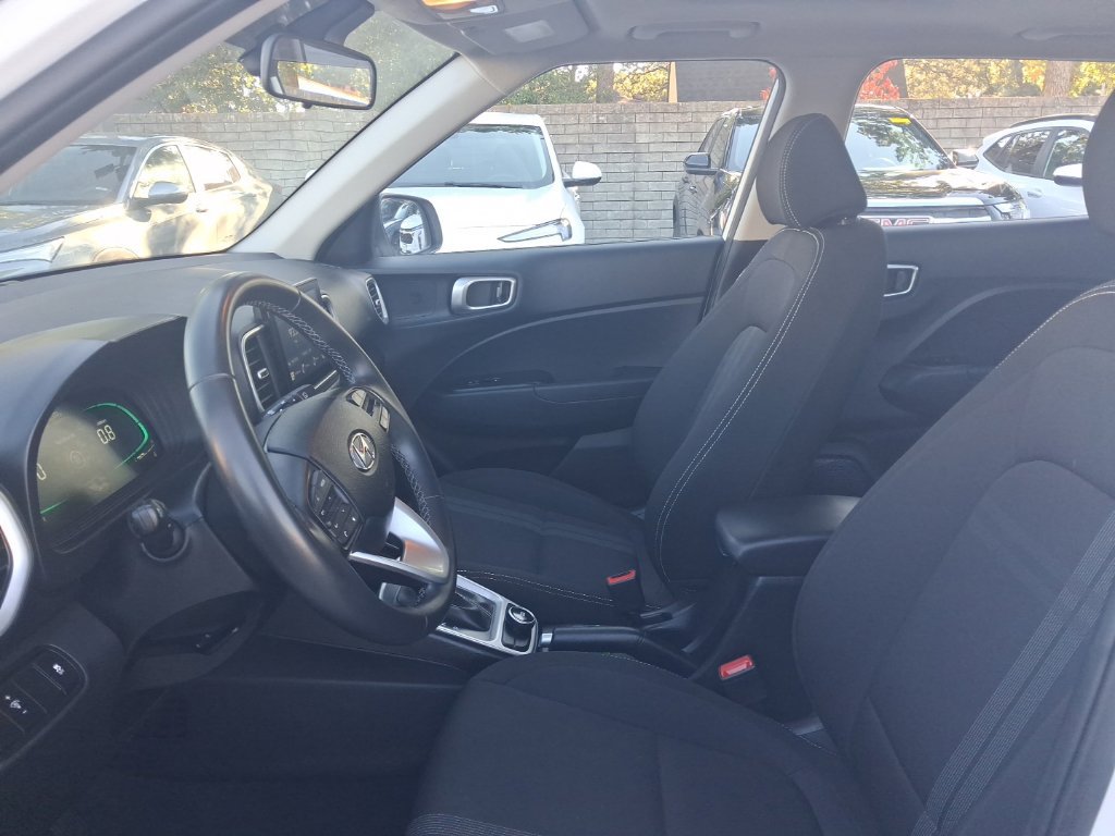 Used 2025 Hyundai Venue SEL FWD image 4
