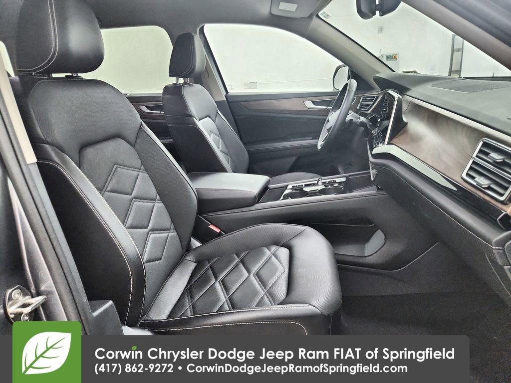 Used 2025 Volkswagen Atlas SE image 33