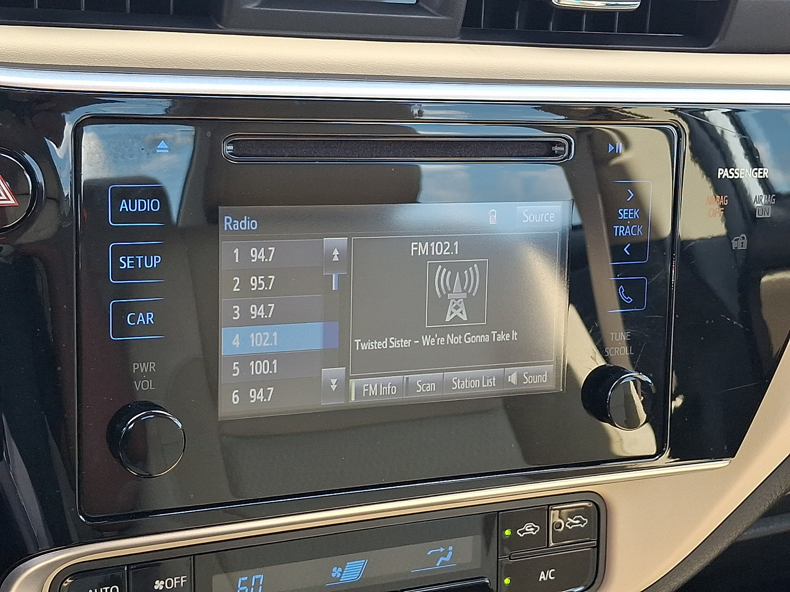 Used 2017 Toyota Corolla LE w/ Carpet Mat Package (TMS) FWD image 17