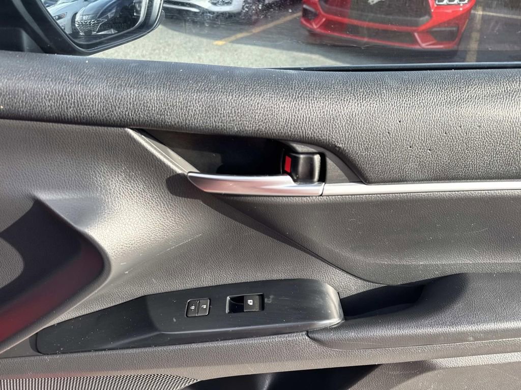 Used 2018 Toyota Camry LE FWD image 15