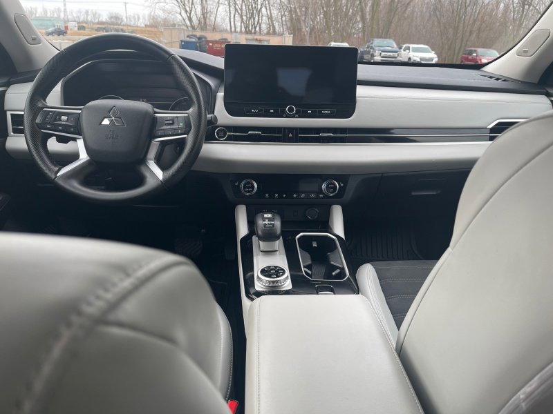 Used 2025 Mitsubishi Outlander SE AWD/4WD image 12