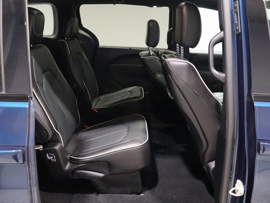 Used 2024 Chrysler Pacifica Limited w/ Uconnect Theater Family Group image 21