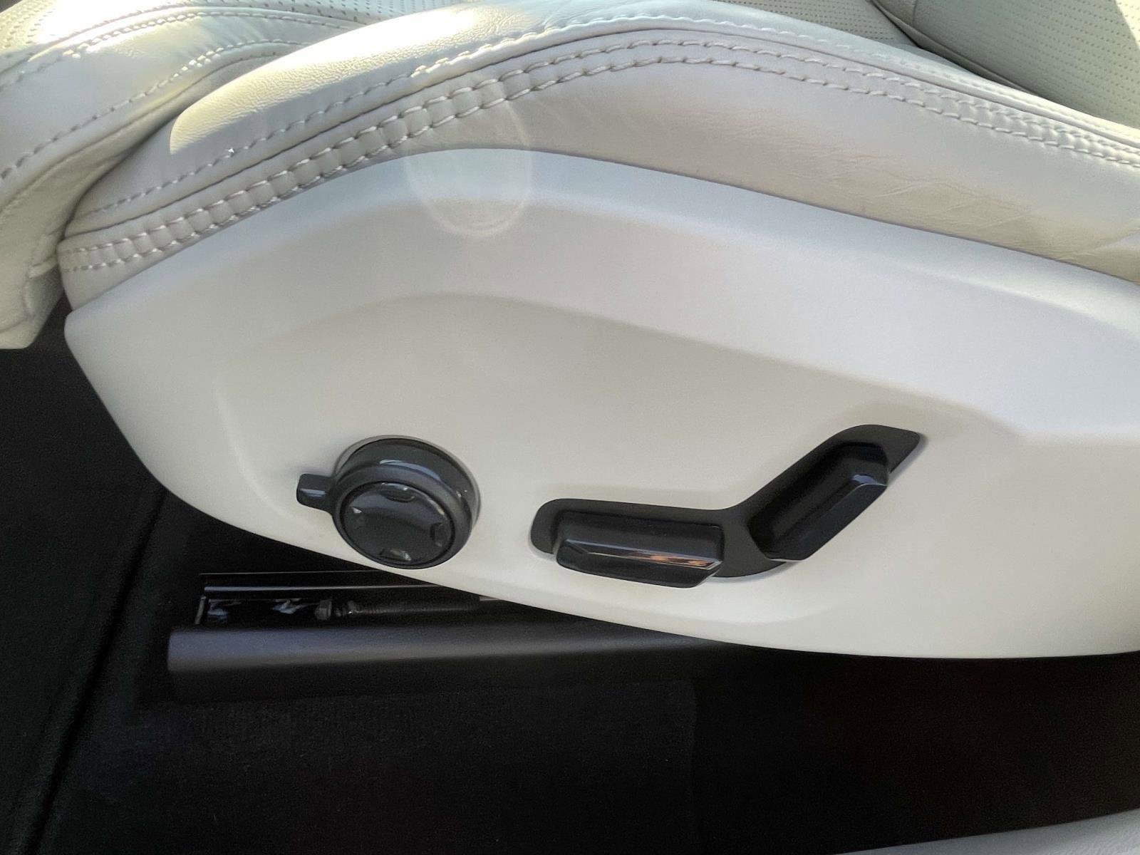 Used 2023 Volvo XC60 B5 Ultimate w/ Protection Package Premier FWD image 13