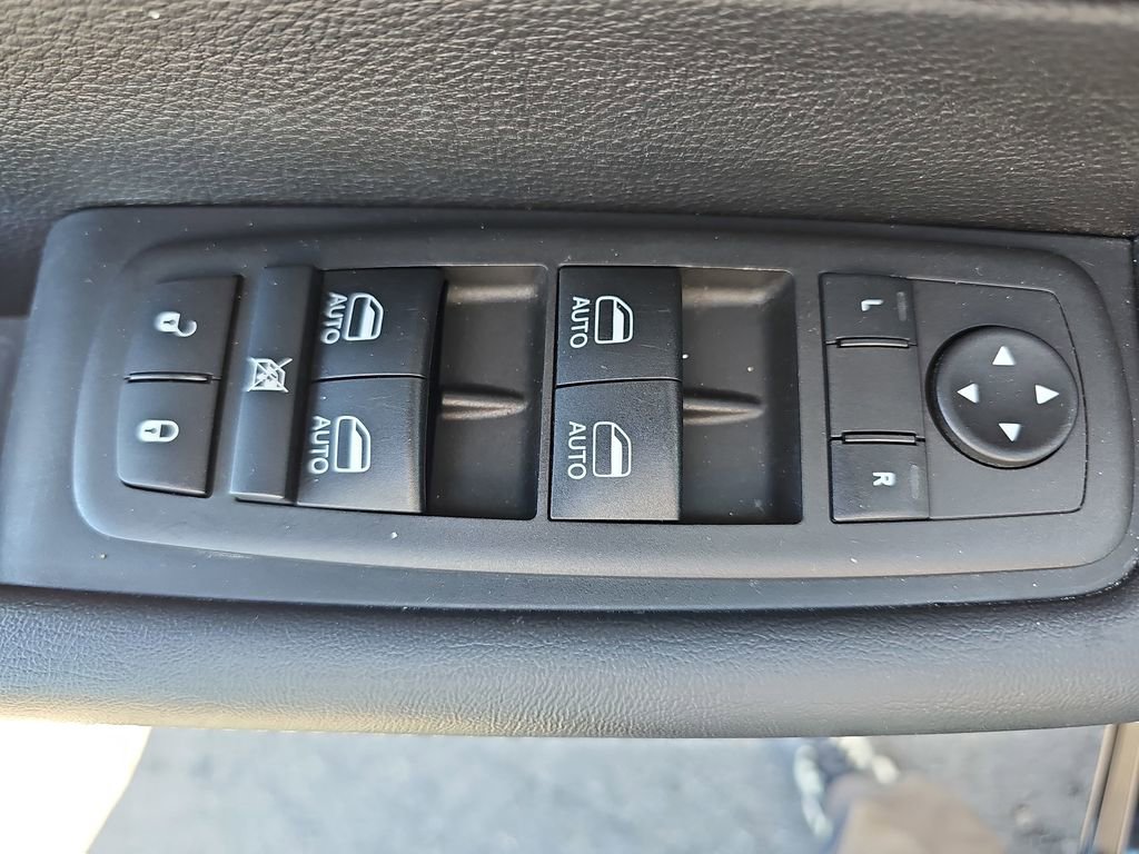 Used 2025 Chrysler Pacifica Select image 32