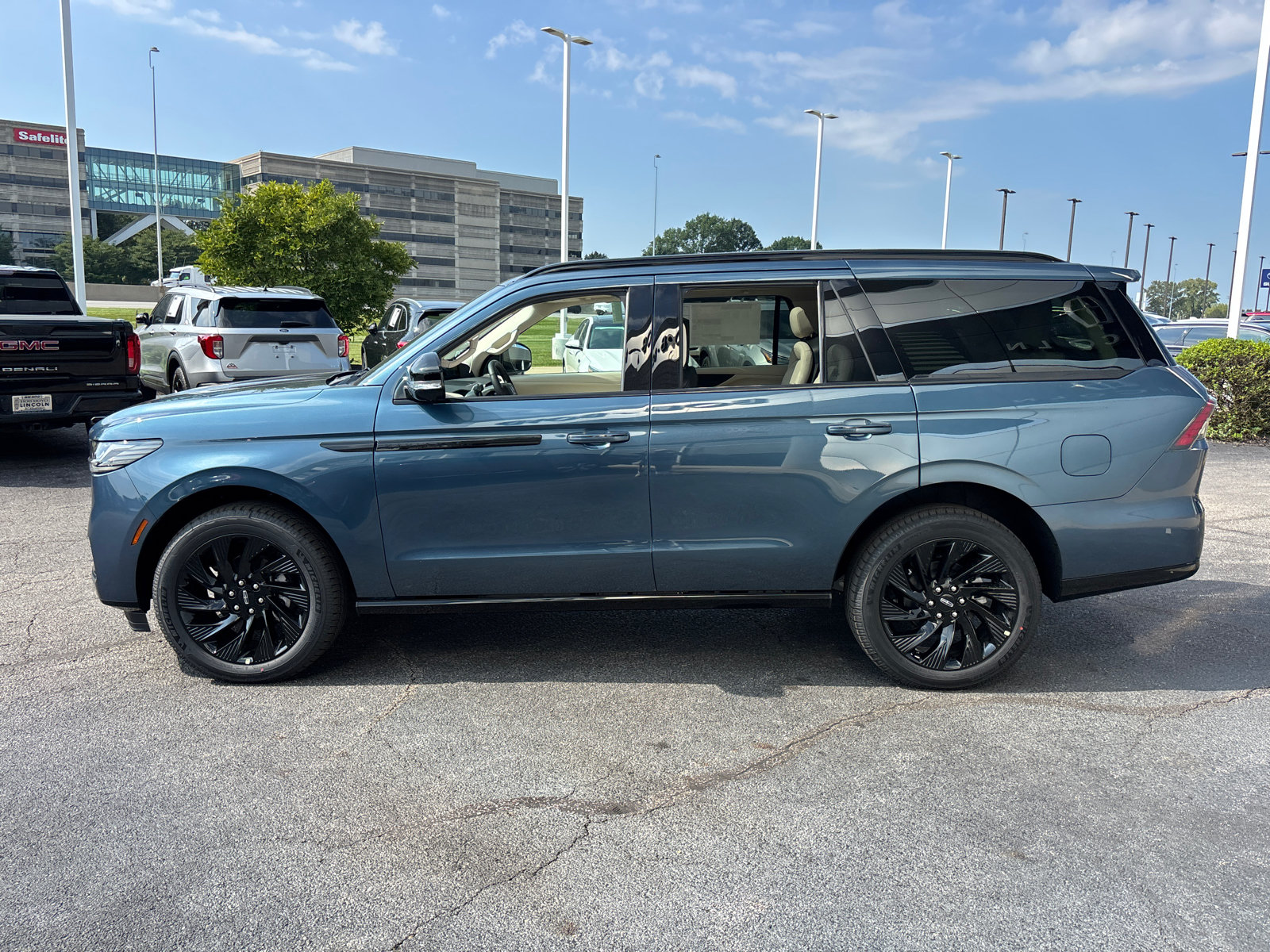 New 2027 Lincoln Navigator Reserve AWD/4WD image 4