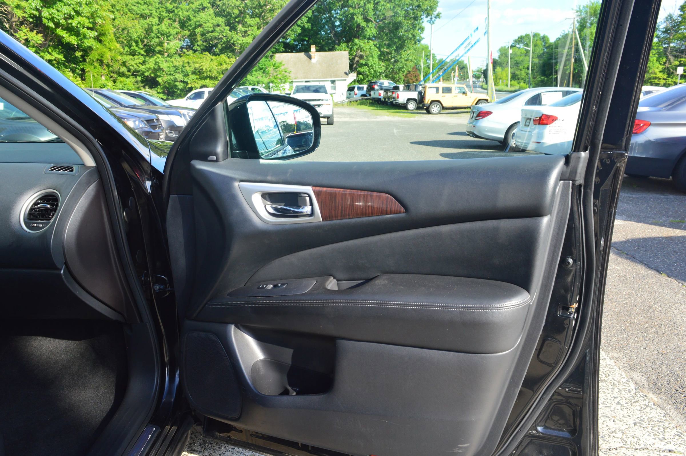 Used 2015 Nissan Pathfinder Platinum AWD/4WD image 31