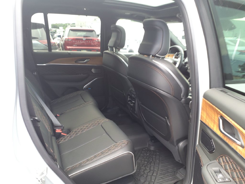 Used 2025 Jeep Grand Cherokee Summit AWD/4WD image 12