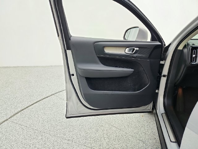 Certified 2023 Volvo XC40 B5 Plus w/ Protection Package Premier AWD/4WD image 28