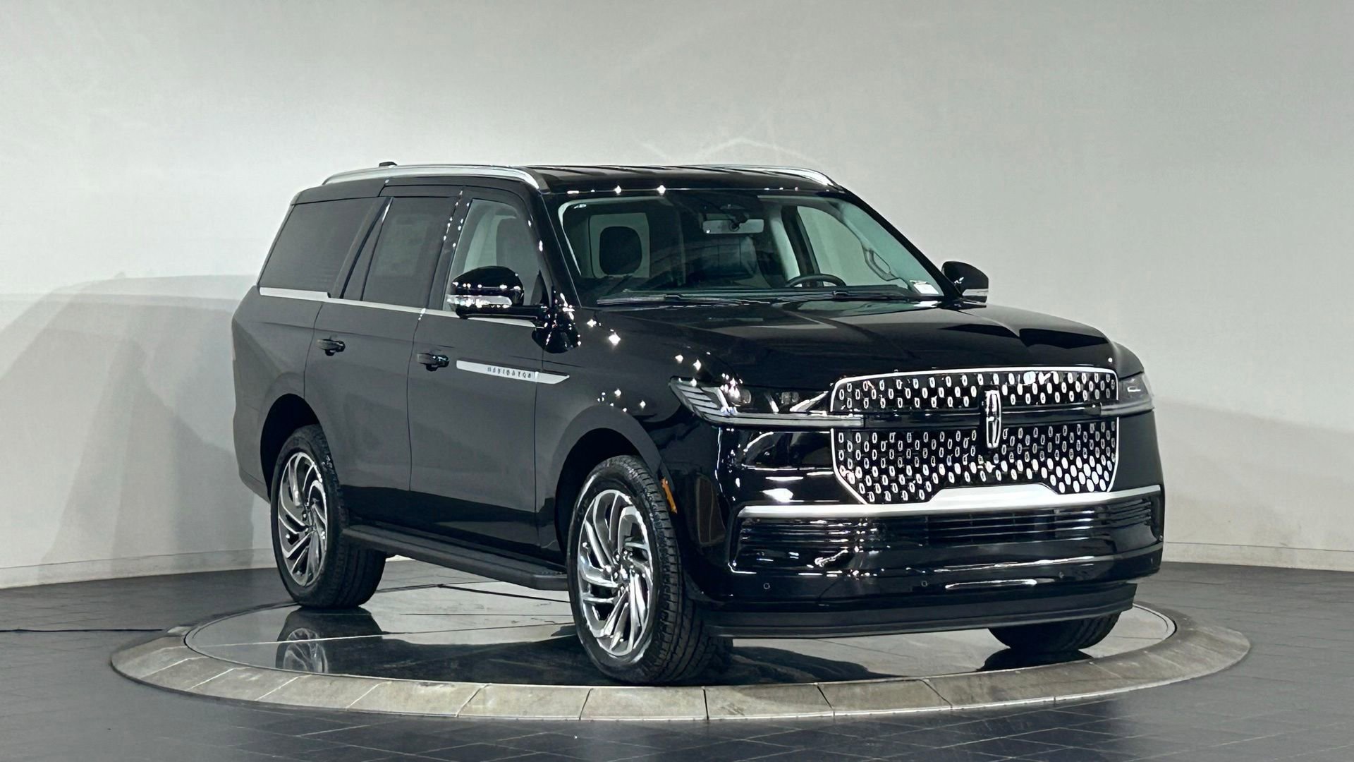 New 2026 Lincoln Navigator Premiere AWD/4WD image 2