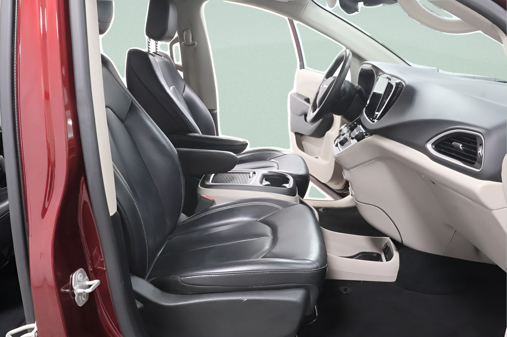 Used 2023 Chrysler Pacifica Touring-L FWD image 30