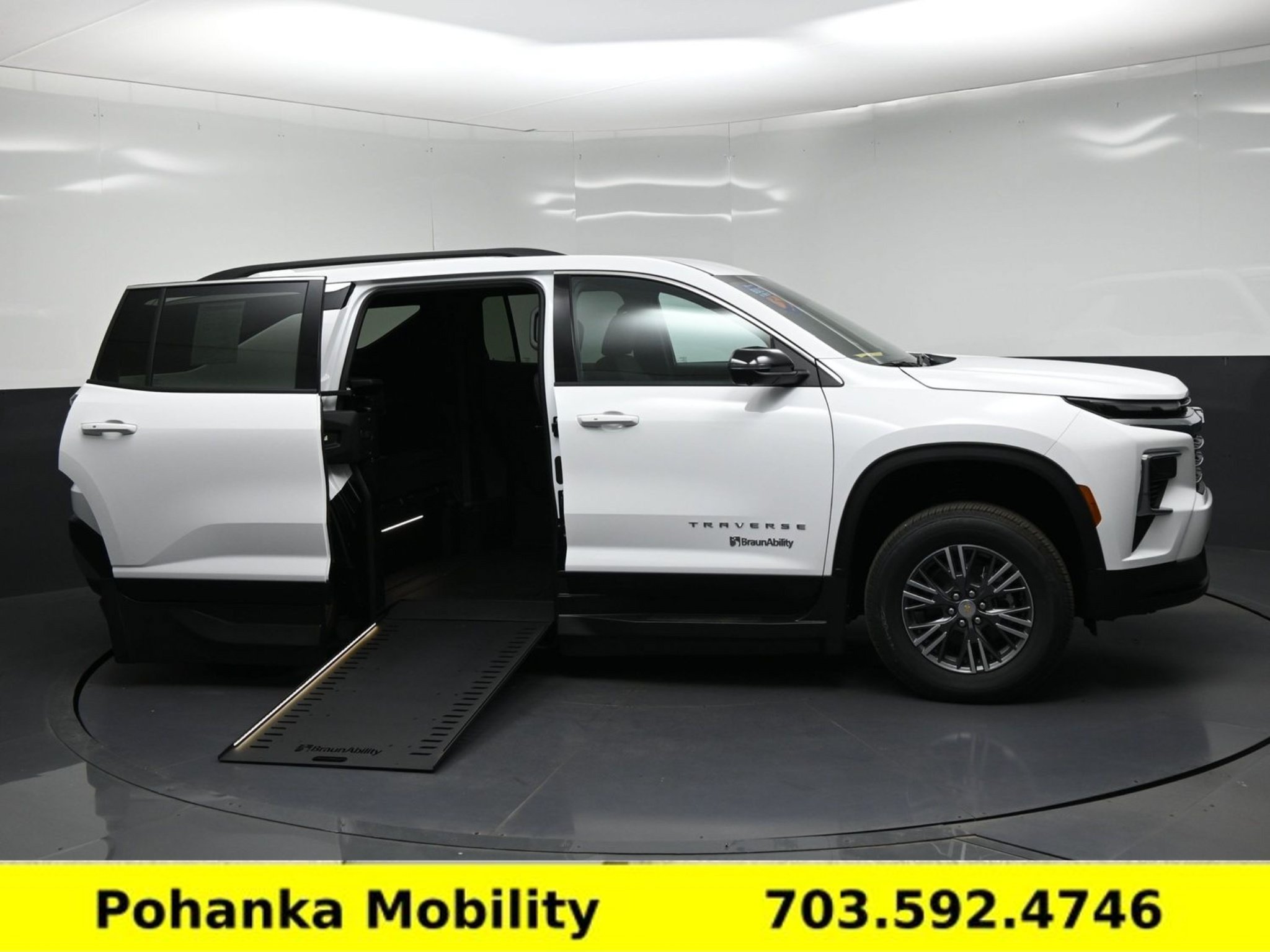 Used 2026 Chevrolet Traverse LT w/ Driver Confidence Package FWD image 8