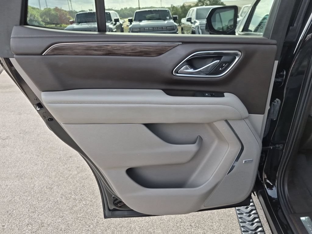 Used 2021 Chevrolet Tahoe Z71 w/ Luxury Package AWD/4WD image 37