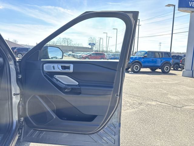 Certified 2022 Ford Explorer Platinum w/ Equipment Group 601A image 27