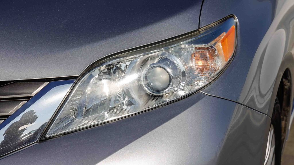 Used 2014 Toyota Sienna L image 5