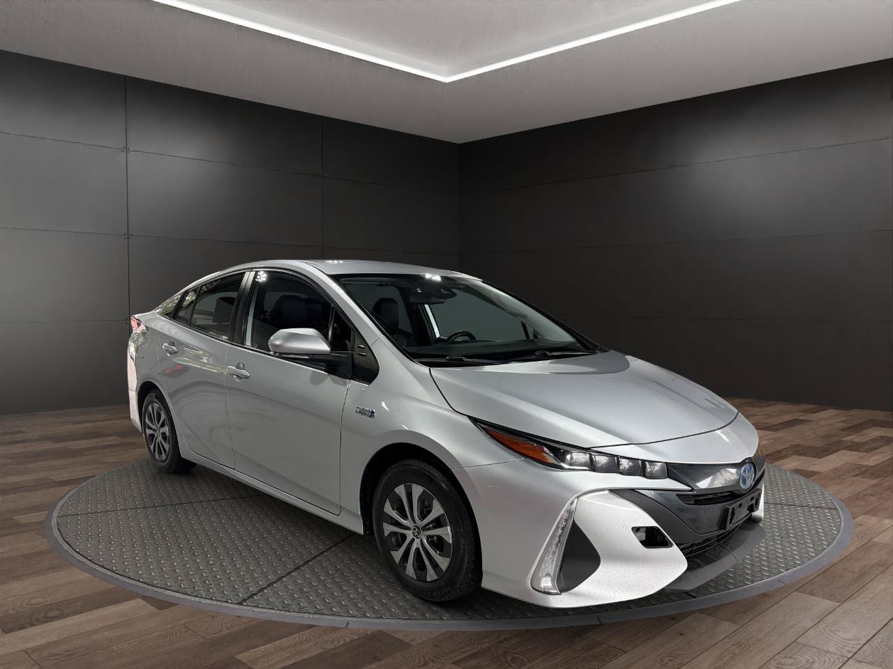 Used 2022 Toyota Prius Prime XLE FWD image 2