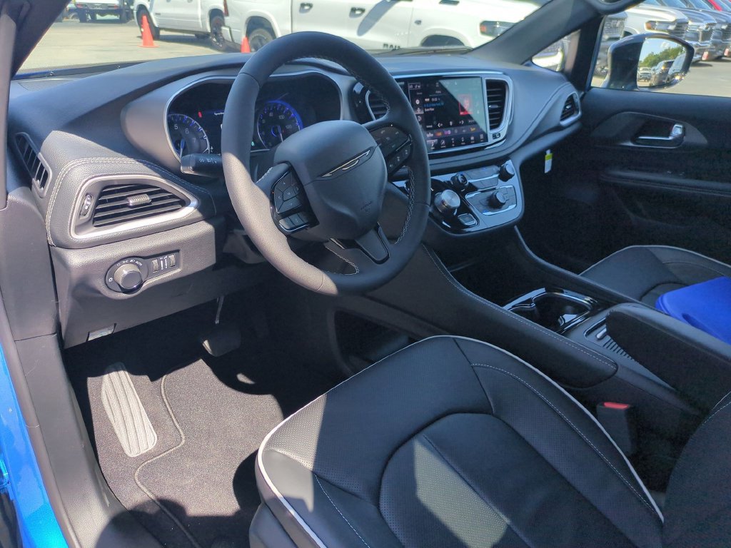 New 2027 Chrysler Pacifica Limited w/ Family Tech Group FWD image 17