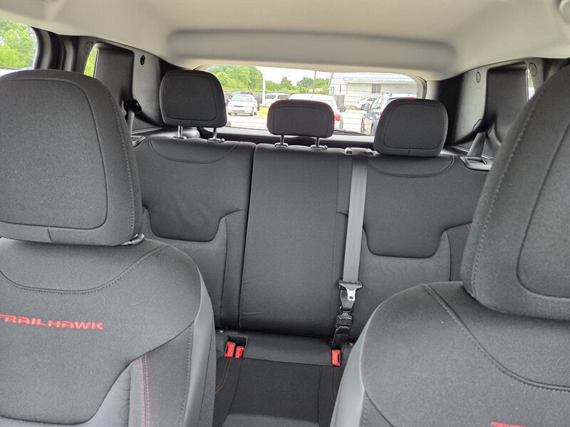 Used 2016 Jeep Renegade Trailhawk AWD/4WD image 22