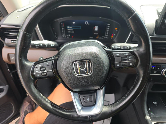 Used 2025 Honda Pilot Elite image 11