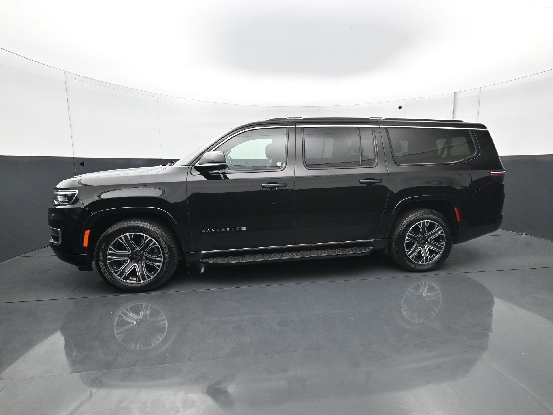 Used 2025 Jeep Wagoneer L Series II w/ 8-pass Seating Package AWD/4WD image 3