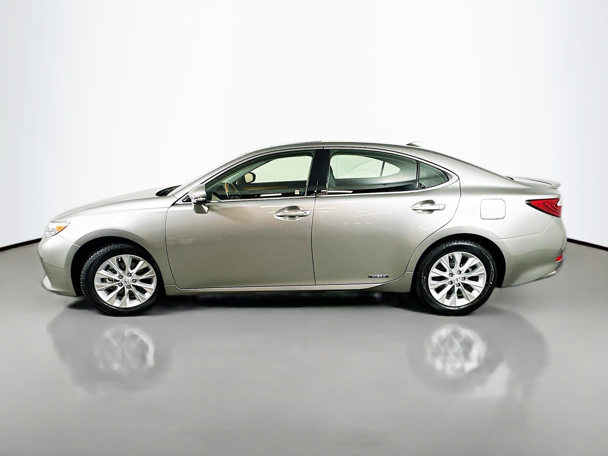 Used 2015 Lexus ES 300h w/ Navigation System Package FWD image 4