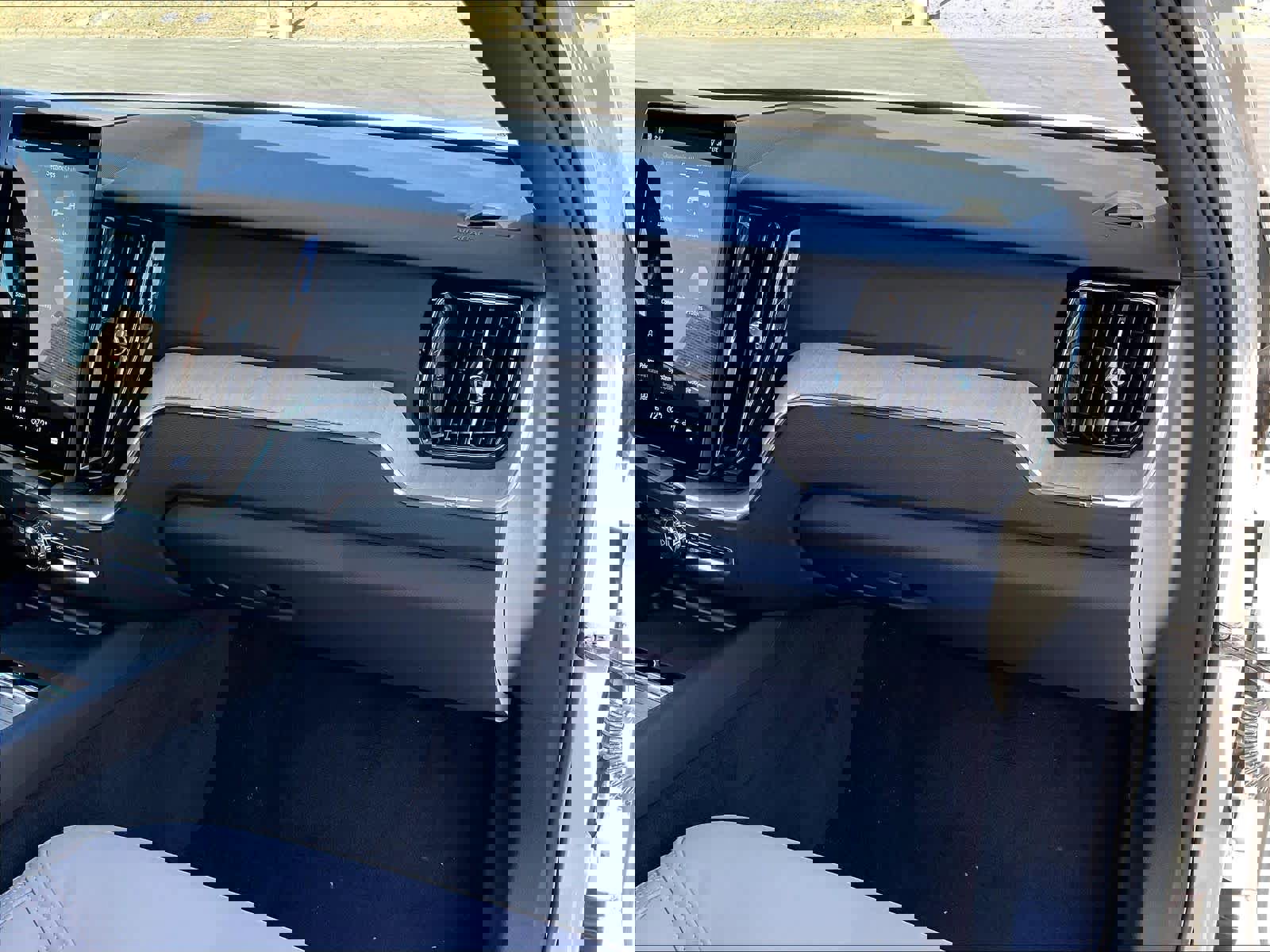 New 2026 Volvo XC60 T8 Plus w/ Protection Package Premier image 28