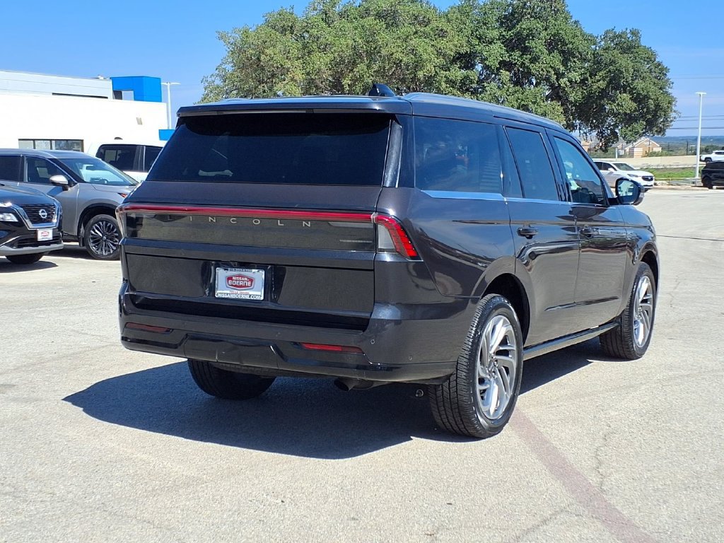 Used 2025 Lincoln Navigator Reserve AWD/4WD image 4