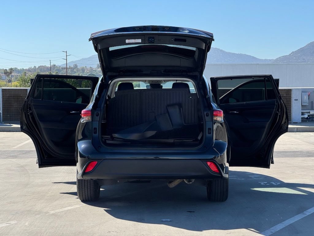 Used 2022 Toyota Highlander XLE FWD image 28
