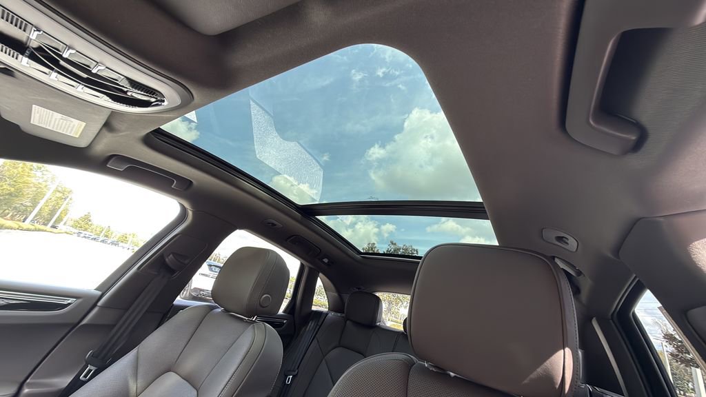 Certified 2025 Porsche Macan image 14