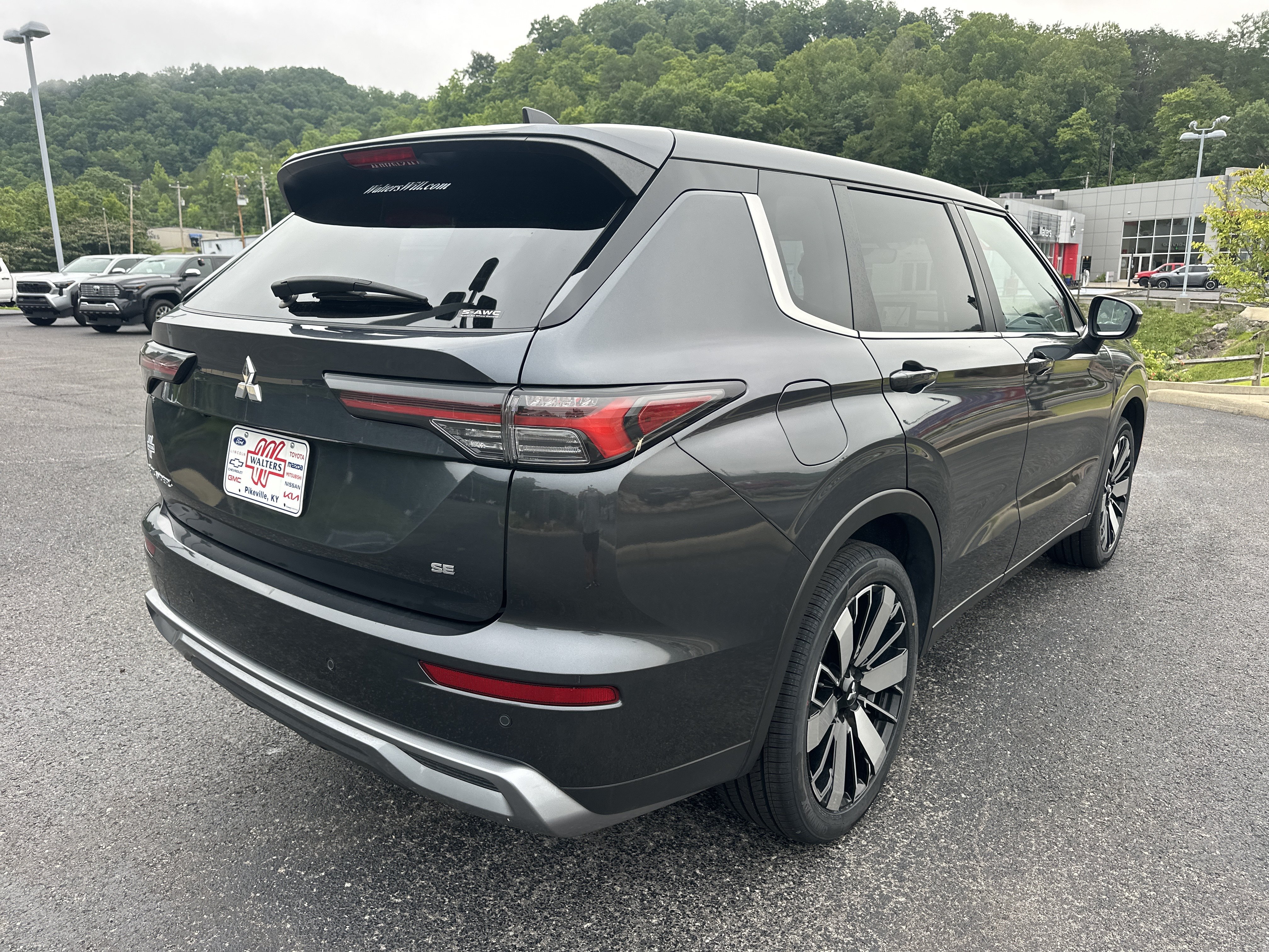 Used 2025 Mitsubishi Outlander SE AWD/4WD image 2