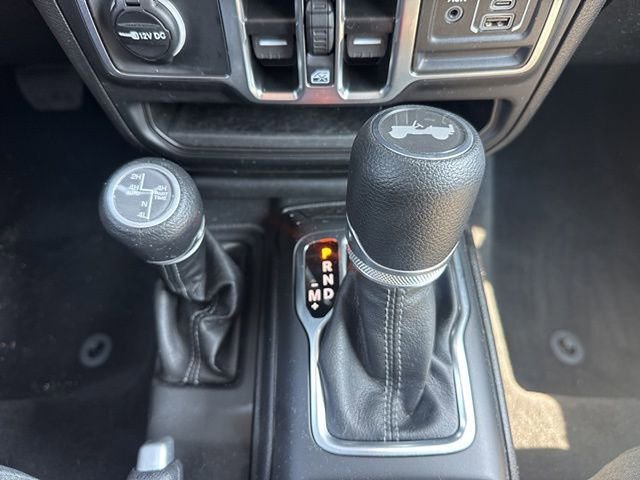 Used 2025 Jeep Wrangler Unlimited Sahara w/ Safety Group image 17