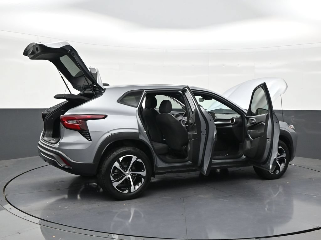 Used 2025 Chevrolet Trax RS FWD image 28
