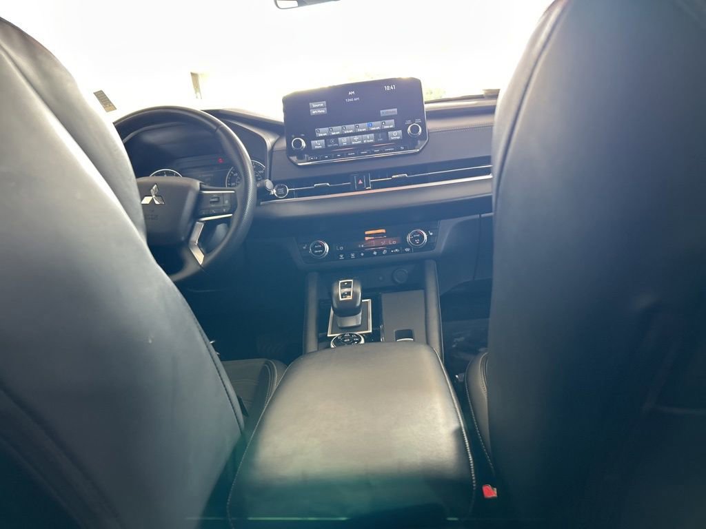 Used 2024 Mitsubishi Outlander AWD image 29