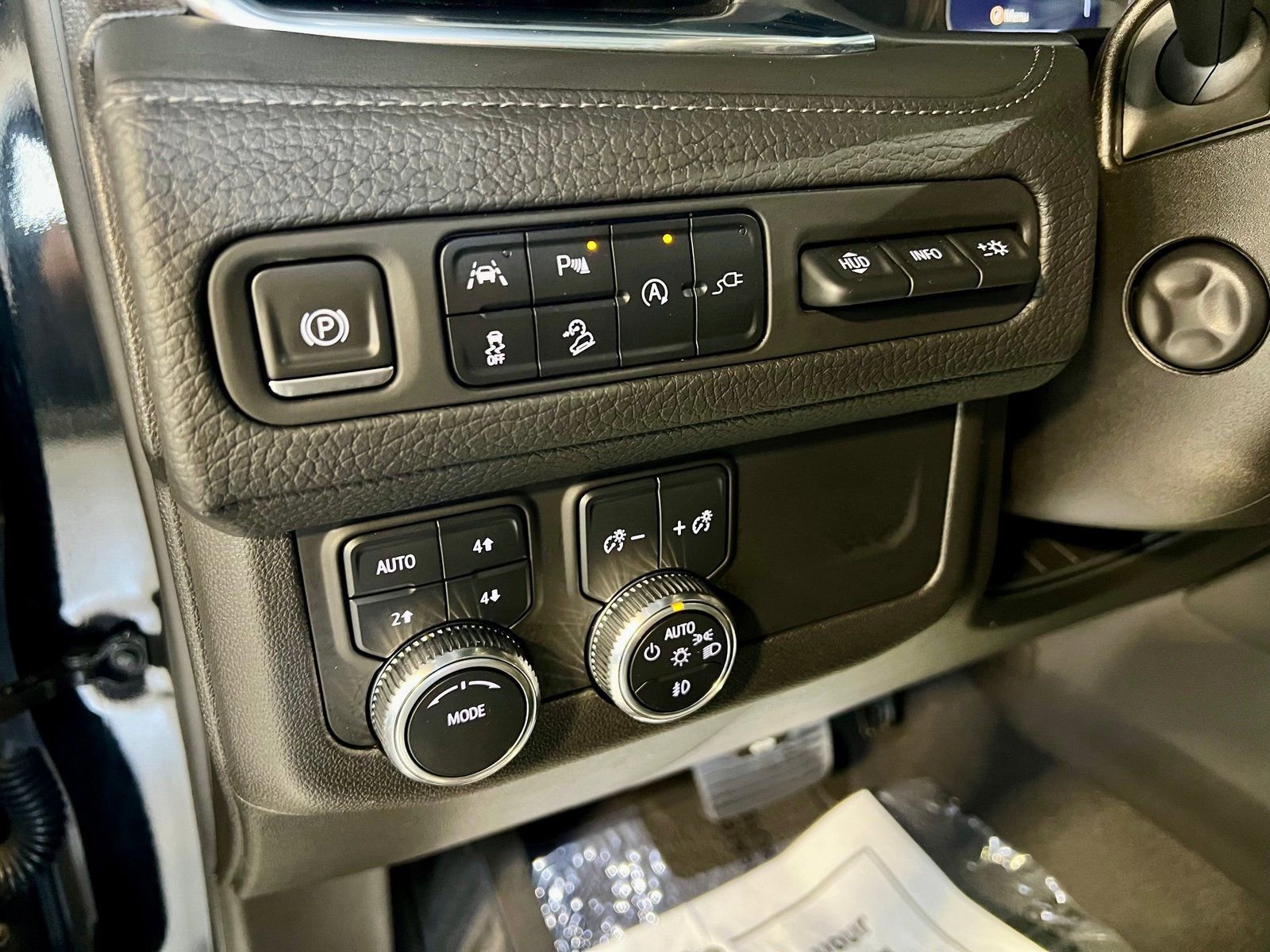 Used 2021 GMC Yukon Denali w/ Denali Premium Package image 11