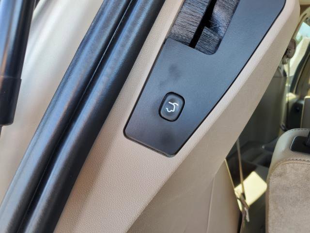 Used 2015 Chrysler Town & Country Touring FWD image 27